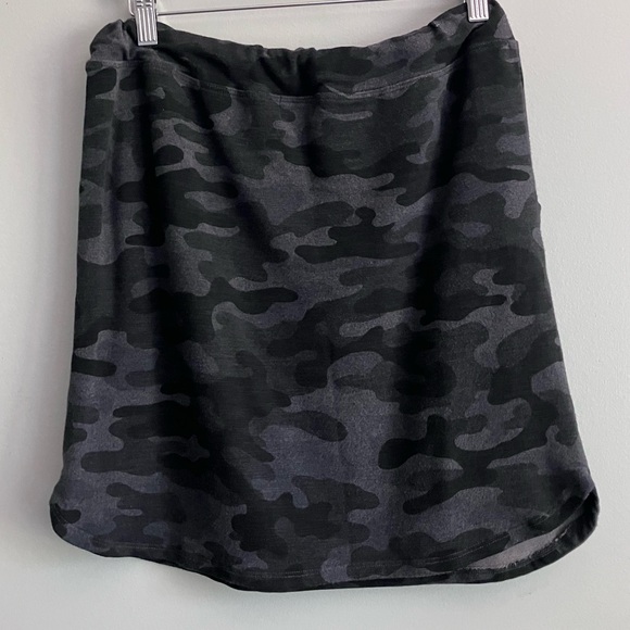 SUNDRY EVEREVE Grey Camo Mini Skirt Size 2 - Picture 5 of 11
